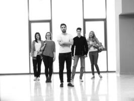 grupo de estudiantes de pie juntos como equipo foto
