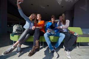 grupo de estudiantes tomando selfie foto