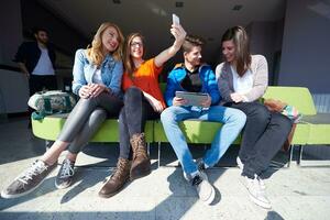 grupo de estudiantes tomando selfie foto