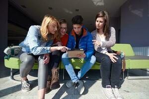 grupo de estudiantes trabajando juntos en un proyecto escolar foto