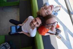 grupo de estudiantes trabajando juntos en un proyecto escolar foto