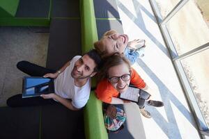 grupo de estudiantes trabajando juntos en un proyecto escolar foto