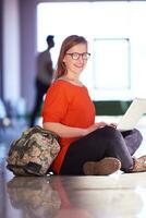 chica estudiante con computadora portátil foto