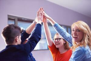 estudiantes felices celebran foto