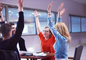 estudiantes felices celebran foto