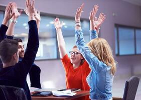 estudiantes felices celebran foto