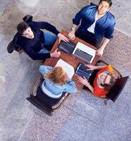 grupo de estudiantes trabajando juntos en un proyecto escolar foto