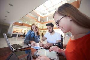 grupo de estudiantes trabajando juntos en un proyecto escolar foto