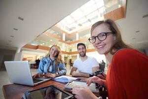 grupo de estudiantes trabajando juntos en un proyecto escolar foto