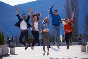 grupo de estudiantes felices foto