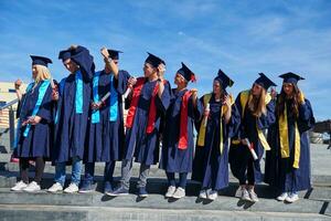 grupo de jóvenes estudiantes graduados foto