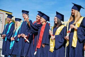 grupo de jóvenes estudiantes graduados foto