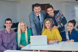 grupo de estudiantes consiguiendo apoyo desde profesor foto