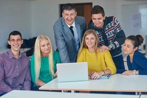 grupo de estudiantes consiguiendo apoyo desde profesor foto