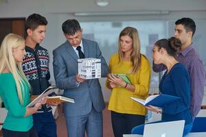 grupo de estudiantes que trabajan con el maestro en el modelo de la casa foto