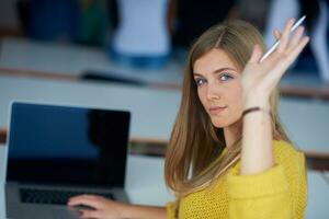 retrato de una estudiante feliz y sonriente en el aula de tecnología foto