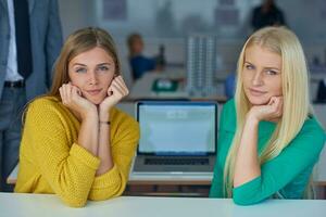 estudiante muchachas juntos en salón de clases foto