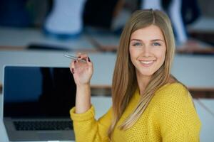 retrato de una estudiante feliz y sonriente en el aula de tecnología foto