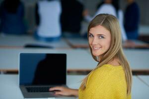 retrato de una estudiante feliz y sonriente en el aula de tecnología foto