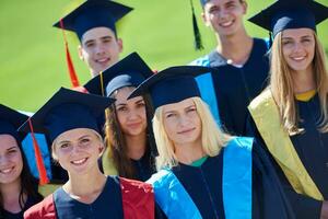 grupo de jóvenes estudiantes graduados foto