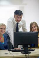 estudiantes con profesor en aula de laboratorio de computación foto