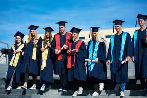 grupo de jóvenes estudiantes graduados foto