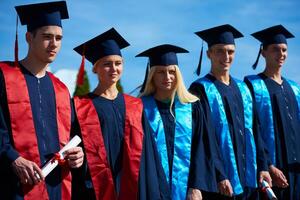 grupo de jóvenes estudiantes graduados foto