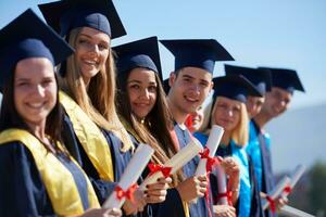 grupo de jóvenes estudiantes graduados foto