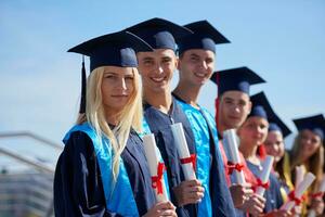 grupo de jóvenes estudiantes graduados foto