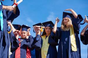 grupo de jóvenes estudiantes graduados foto