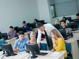 estudiantes con profesor en aula de laboratorio de computación foto