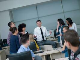 estudiantes con profesor en aula de laboratorio de computación foto