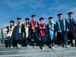 grupo de jóvenes estudiantes graduados foto