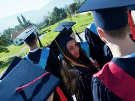 grupo de jóvenes estudiantes graduados foto