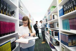 grupo de estudiantes en la biblioteca de la escuela foto