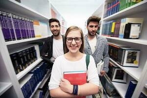 grupo de estudiantes en la biblioteca de la escuela foto