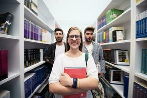 grupo de estudiantes en la biblioteca de la escuela foto