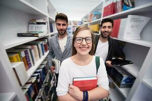 grupo de estudiantes en la biblioteca de la escuela foto