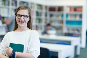 retrato, de, estudiante femenino, en, biblioteca foto