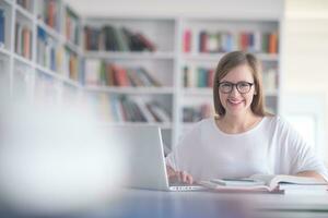 estudiante estudia en la biblioteca escolar foto