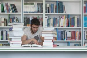 estudio de los estudiantes en la biblioteca de la escuela foto