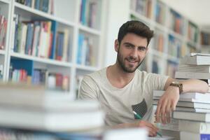 estudio de los estudiantes en la biblioteca de la escuela foto