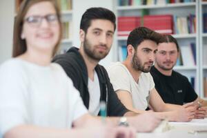 grupo de estudiantes estudian juntos en el aula foto