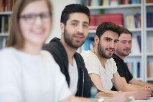 grupo de estudiantes estudian juntos en el aula foto