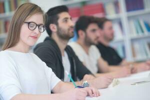 grupo de estudiantes estudian juntos en el aula foto