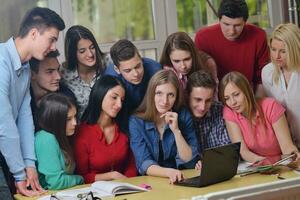 grupo de adolescentes felices en la escuela foto