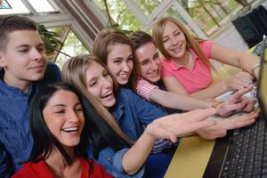 grupo de adolescentes felices en la escuela foto