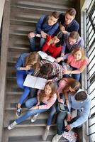 grupo de adolescentes felices en la escuela foto