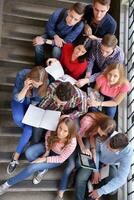 grupo de adolescentes felices en la escuela foto