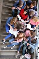 grupo de adolescentes felices en la escuela foto